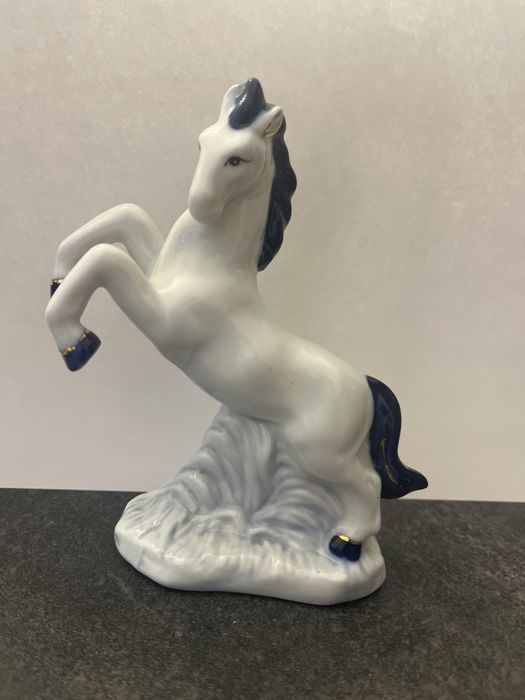 Figurka porcelanowa konia