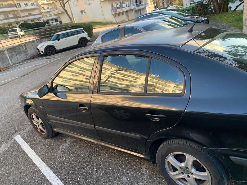 Skoda Octavia do ano 2000, caixa automática.