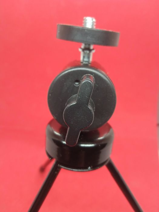 Тринога підставка металева