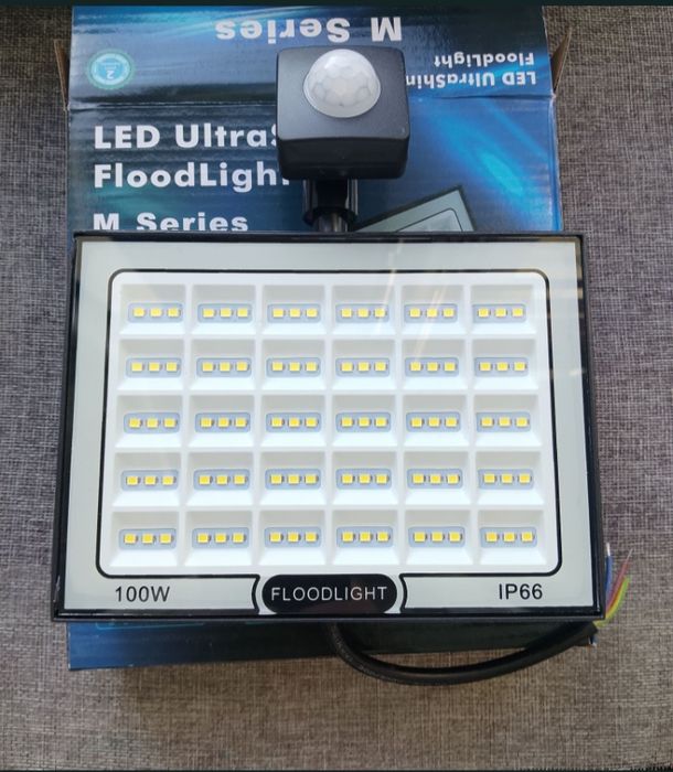 Halogen LED 100W zewnetrzny z czujnikiem ruchu