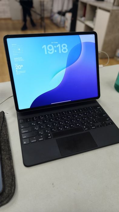 iPad Pro 12.9" 128GB + клавіатура з трекпадом | Гарний стан