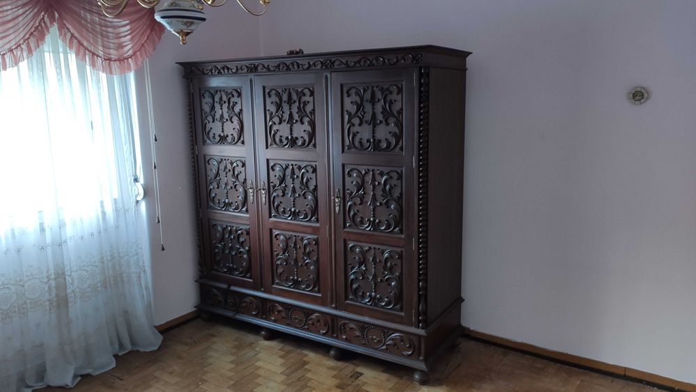 Armário guarda roupa de quarto em madeira escura vintage