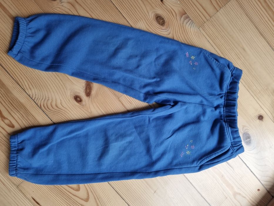 Niebieskie spodnie dresowe 110