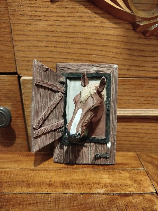 Статуэтка  Лошадь смотрящая из хлева