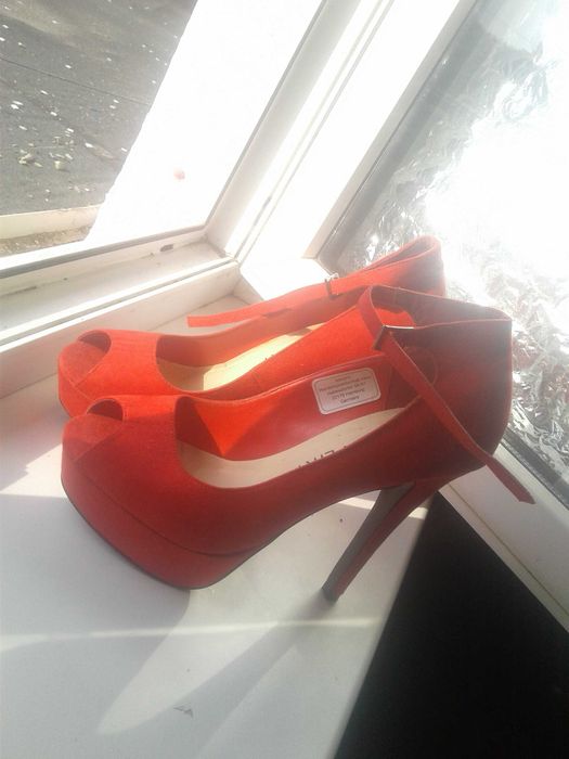 Босоножки новые замшывые ярко красного цвета