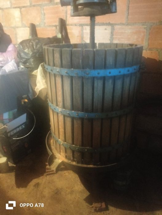 Pressa de esmagamento de  uvas para fazer vinho