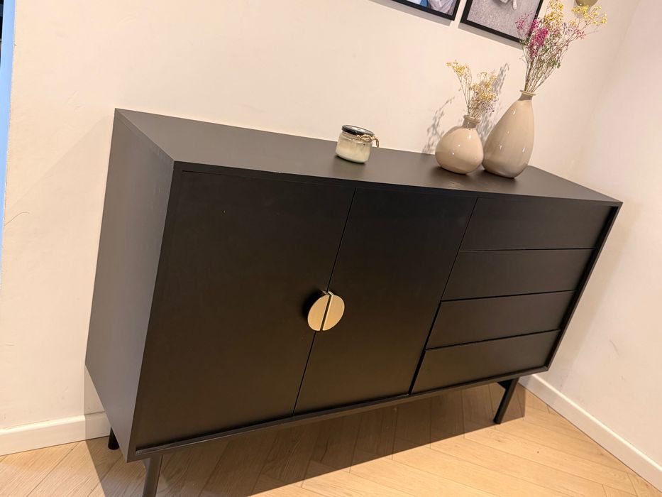 Komoda dwudrzwiowa Stoon z czterema szufladami 154 cm Czarna Selery