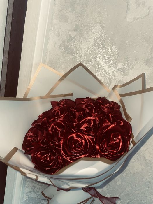 букет з атласних троянд