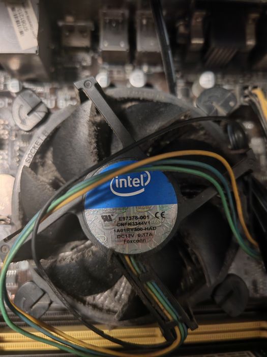 Computador com: CPU Intel i5-4440, pente de 8GB RAM Kingston, Motherboard ASUS, PSU e 2x ventoinhas [Sem disco]