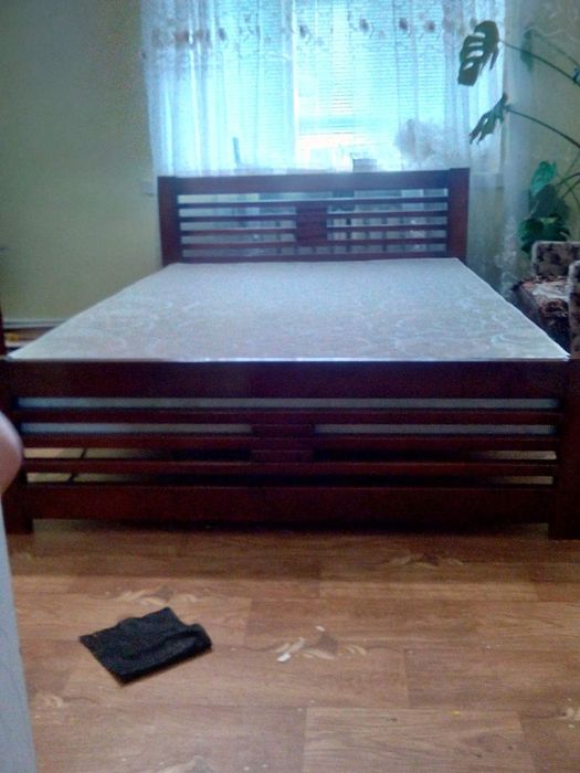 Нова двоспальна деревьяна кровать