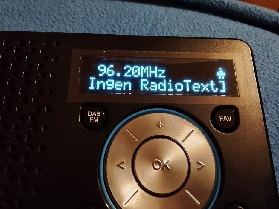 Радиоприемник цифровой. Отлично работает. Сеть- батарейки