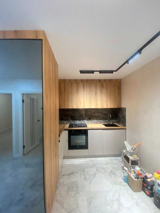 Продаж 2 км квартири на Злуки