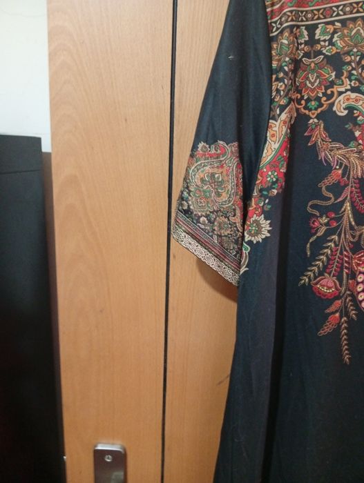 Vestido de senhora comprido, em malha de seda.