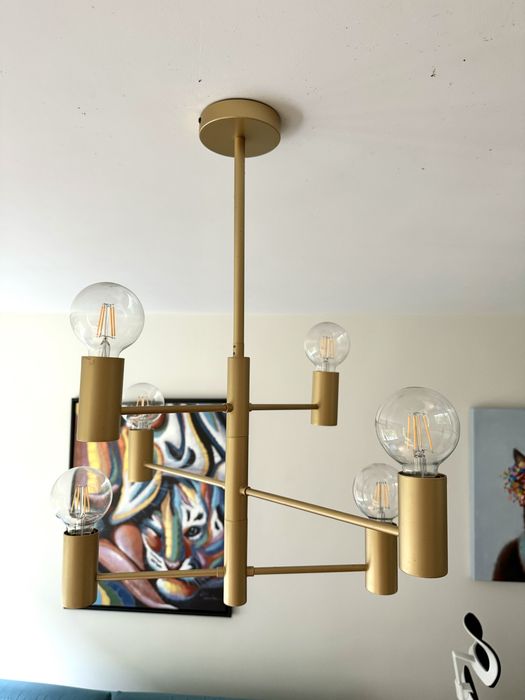 Złota lampa z okrągłymi żarówkami