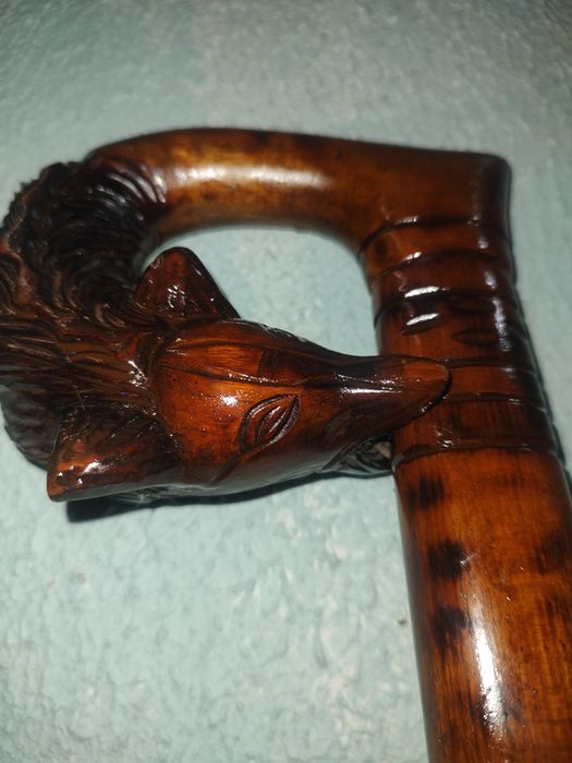 Stara laska drewniana głową zwierząt rzezbiona