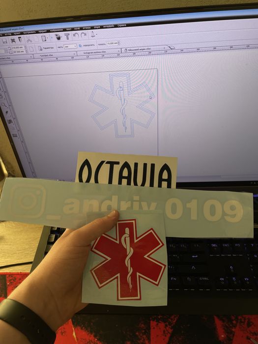 Виготовлення наклейок , наліпок на авто , мото