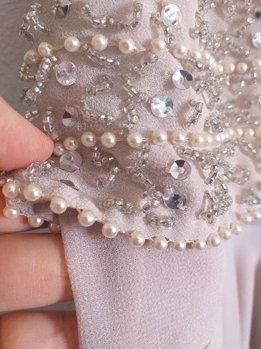 Vestido de cerimónia com bordados de pérolas