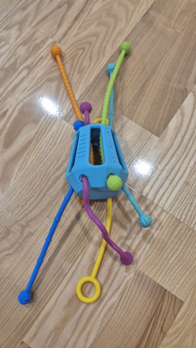 Przeciąganiec Zippee. Zabawka sensoryczna - Mobi