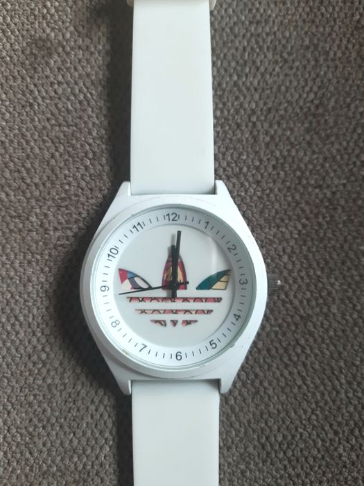 Biały zegarek model sportowe