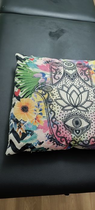Almofada decorativa, usada. Não tem fecho de abertura