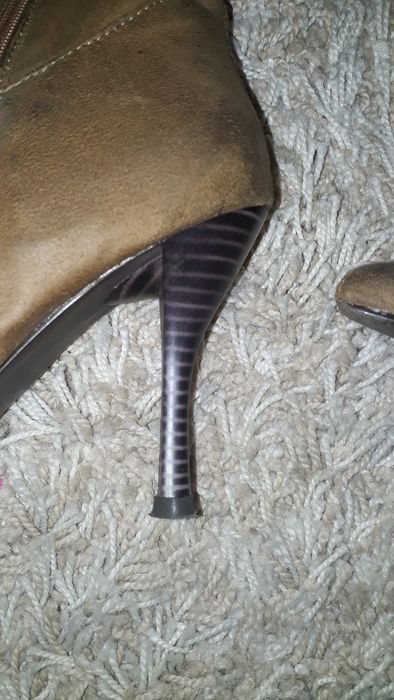 Botas cano alto, cor camel, tamanho 37