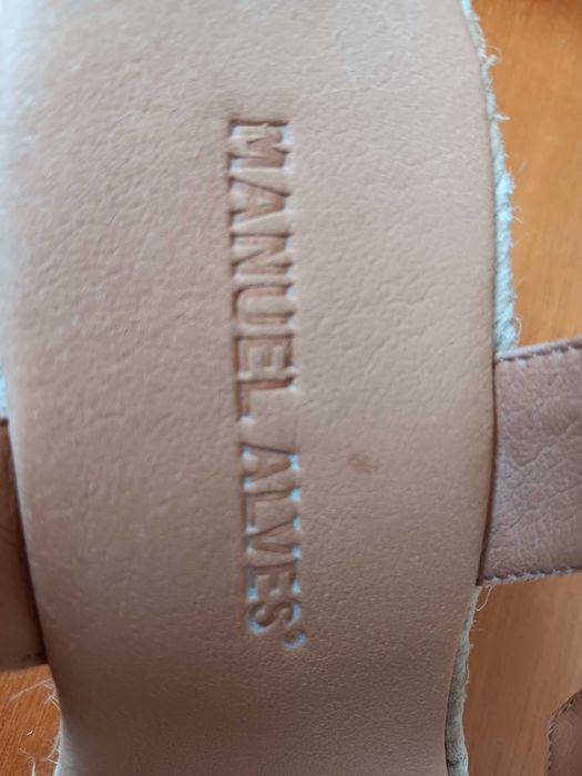 Sandálias douradas (deste ano)