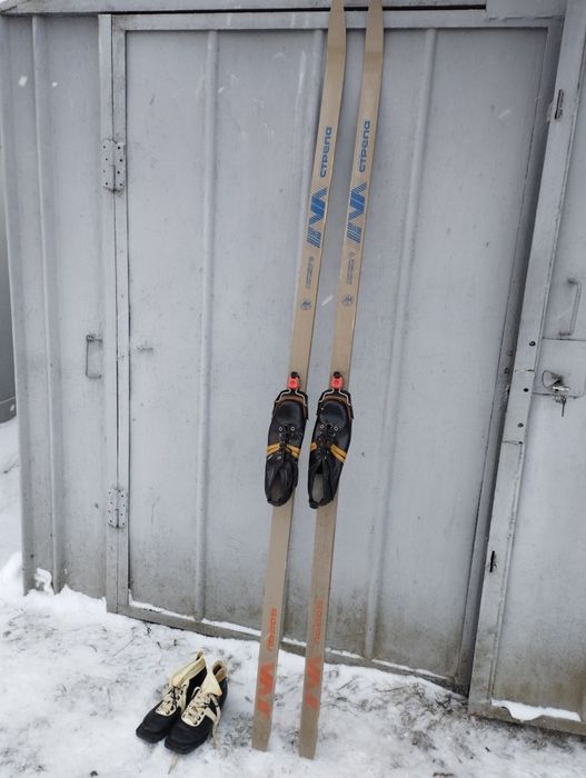 Продам лыжи с ботинками.