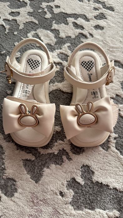 Босоніжки на дівчинку