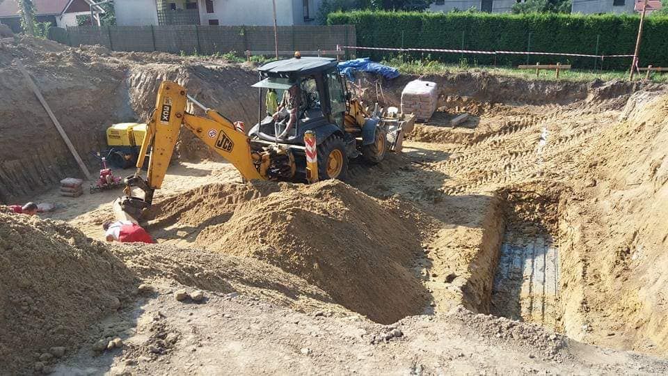 Prace ziemne koparka wywrotka drogi wyburzenia niwelacja rozbiórki