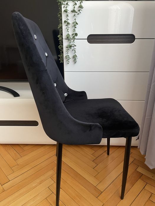 Piekne czarne welurowe krzesło z diamencikami w stylu glamour