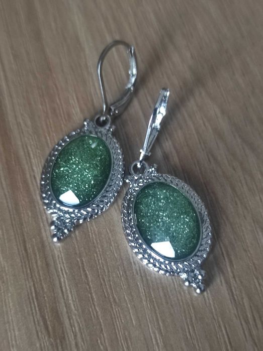 Śliczne kolczyki z zielonym oczkiem