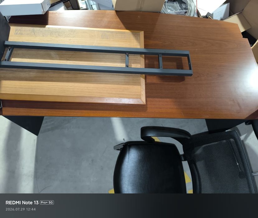 Secretaria em  pinho genuino