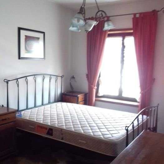 Quarto completo: cama, cómoda, 2 mesas, espelho e candeeiros