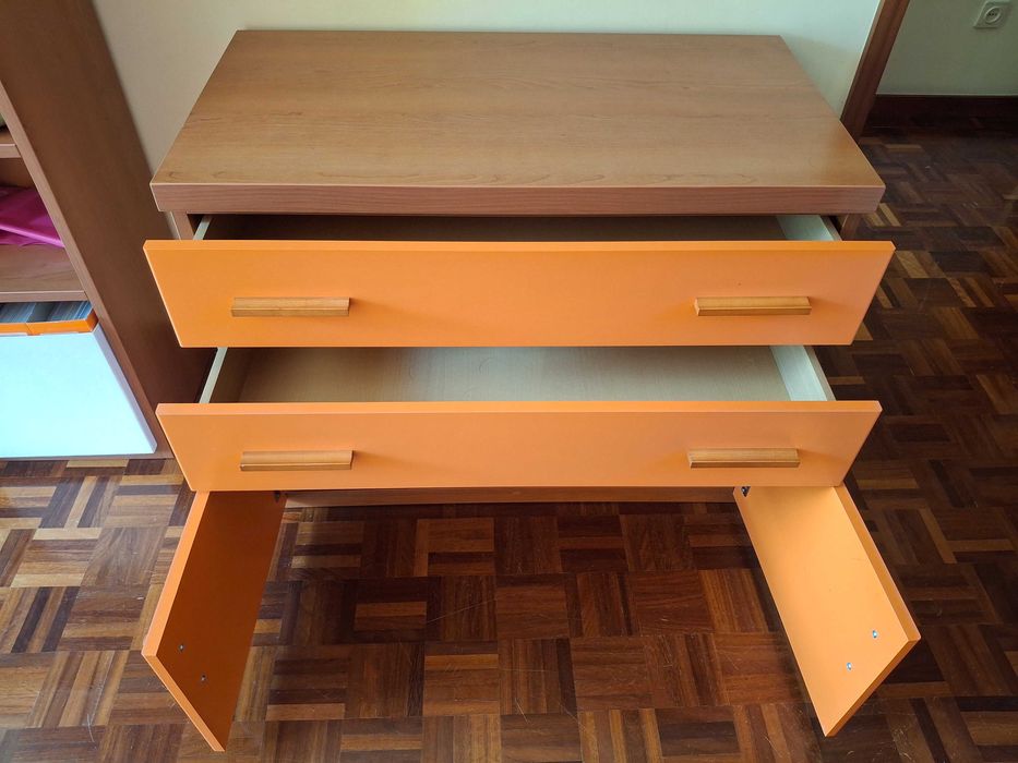 Cómoda com 2 Gavetas e 2 Portas - Excelente Arrumação