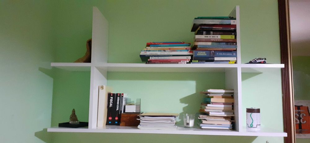 Mesa, cadeira de secretária, e estante.