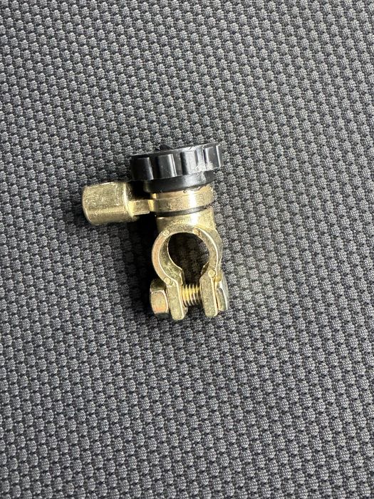 Розмикач масси автомобіля