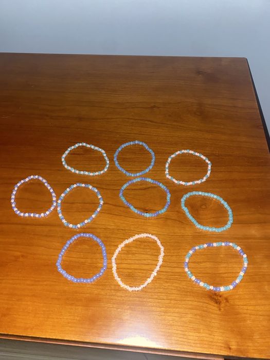 Pulseiras de missangas novas feitas à mão