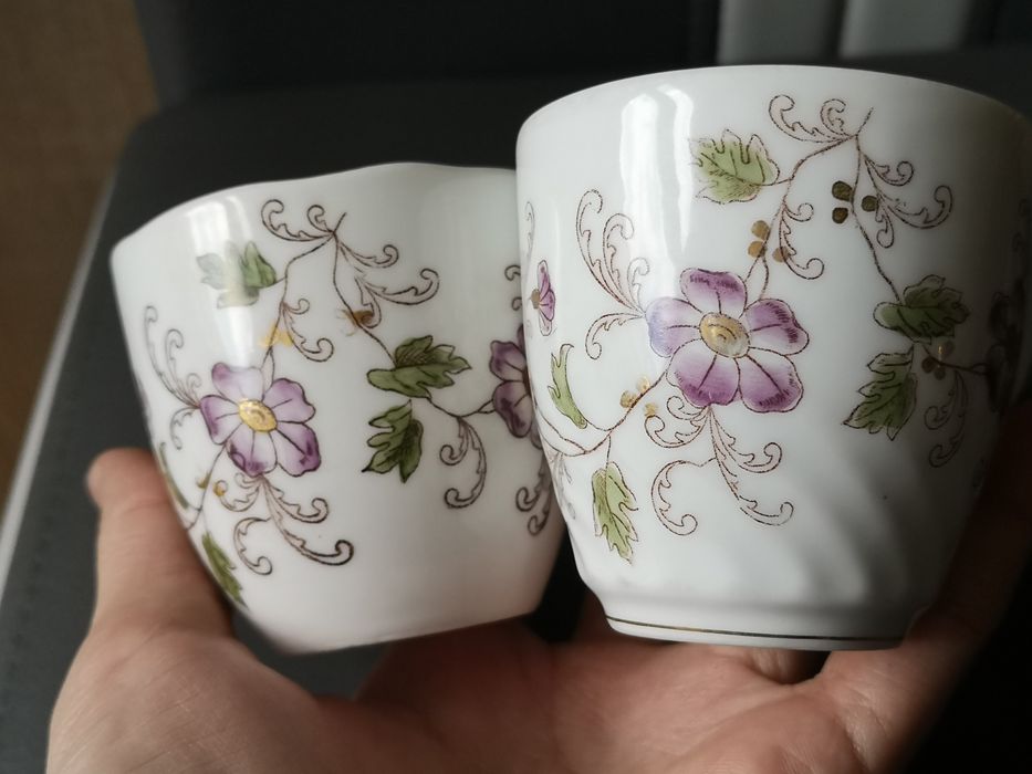 Dwie stare porcelanowe filiżanki motyw kwiatów