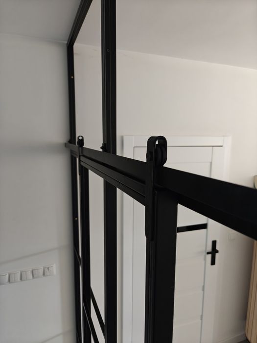 Ścianka loft czarna z lustrami