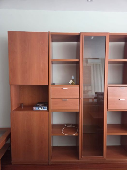 Conjunto de móvel de sala e mesa de centro em madeira