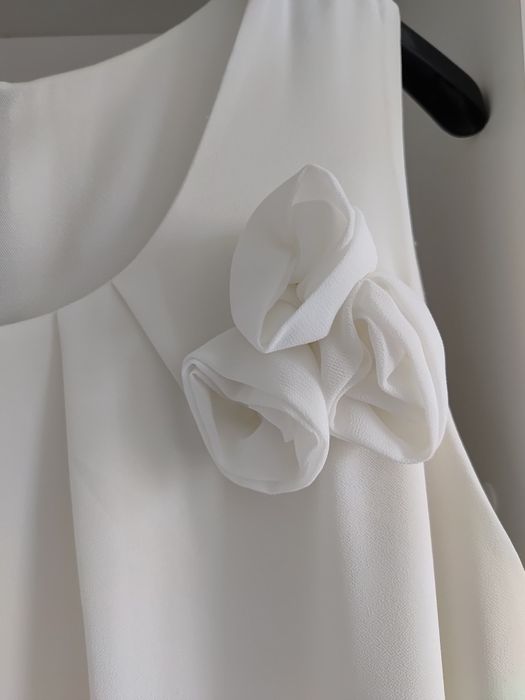 Elegancka  zwiewna sukienka kremowa