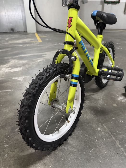 Bicicleta infantil com capacete