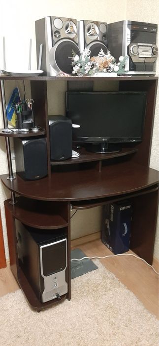 Кутовий стіл з надбудовою та полицями