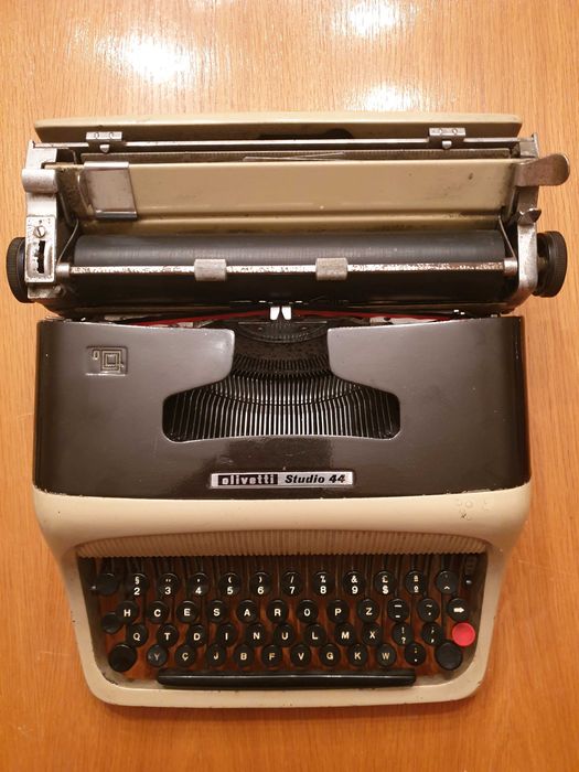 Máquina de Escrever Olivetti Studio 44