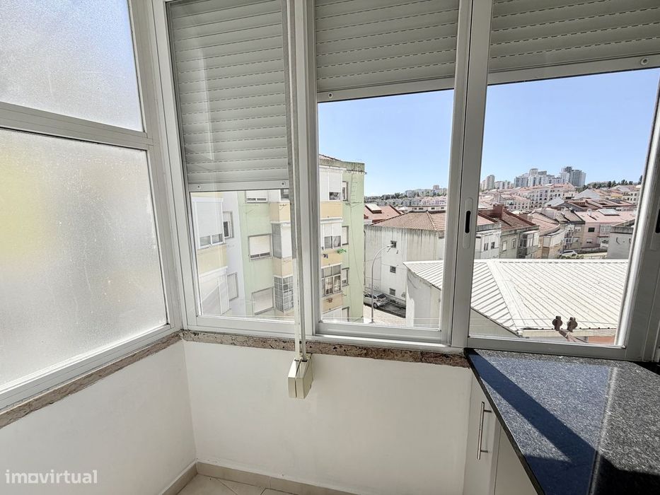 T2 remodelado na Damaia com varanda fechada e vista desafogada