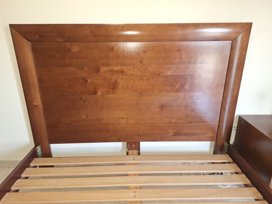 Cama de casal em madeira + 2 mesas cabeceira