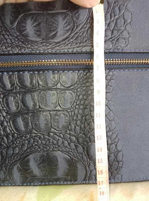 Carteira azul a tiracolo, gira!