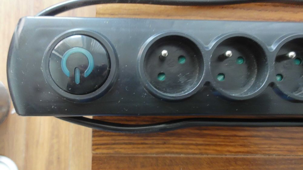 Listwa zasilająca antyprzepięciowa Qoltec 8 gniazd 1.8M