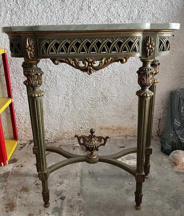 Mesa antiga com tampo em pedra mármore.