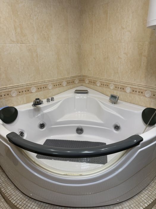 Сдам 4-х комнатную квартиру 150 м кв в кирпичном доме на ул. Тополевая